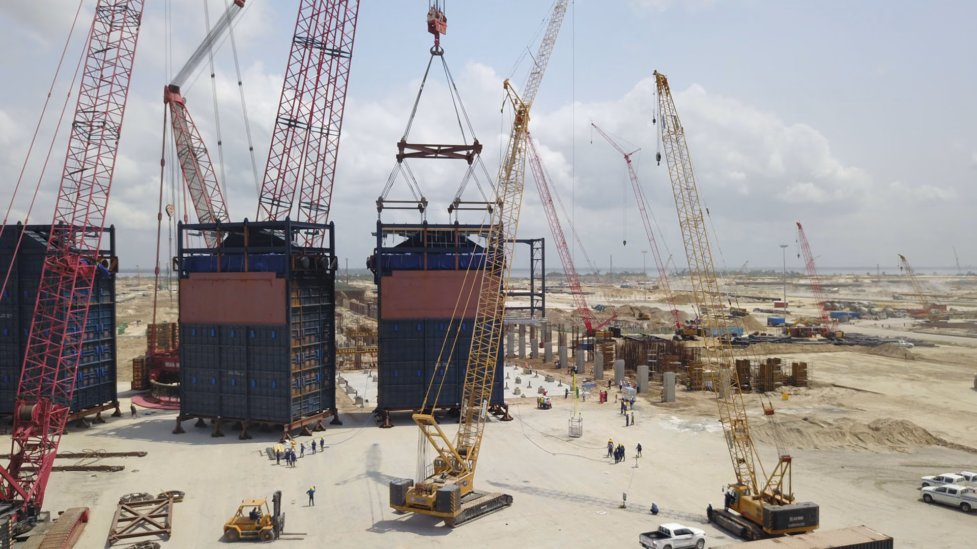 Cranes erecting refinery components on RCF foundations